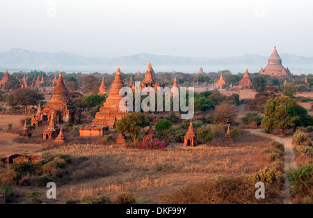 Rote Ziegel Tempel Schatten dunkle gesetzt in den staubigen Ebenen von Bagan Myanmar (Burma) bei Sonnenaufgang Stockfoto