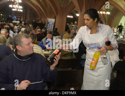 Frankfurt Main, Deutschland. 4. Dezember 2013. Deutsche Fußball pro und Welt Cup Sieger Steffi Jones serviert Getränke während der Charity Christmans Gans Tabelle für Obdachlose im Ratskeller Restaurant in Frankfurt Main, Deutschland, 4. Dezember 2013. Zahlreiche prominente nehmen Teil in das Charity-Event bietet ein besonderes Weihnachtsessen für Obdachlose, die vom Medien-Manager Bern Reisig organisiert wurde. Foto: Arne Dedert/Dpa/Alamy Live-Nachrichten Stockfoto