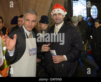 Frankfurt Main, Deutschland. 4. Dezember 2013. Der Frankfurter Bürgermeister Peter Feldmann (SPD, L) begrüßt eingeladen Obdachlose Peopleto Charity Christmans Gans Tabelle für Obdachlose im Ratskeller Restaurant in Frankfurt Main, Deutschland, 4. Dezember 2013. Zahlreiche prominente nehmen Teil in das Charity-Event bietet ein besonderes Weihnachtsessen für Obdachlose, die vom Medien-Manager Bern Reisig organisiert wurde. Foto: Arne Dedert/Dpa/Alamy Live-Nachrichten Stockfoto
