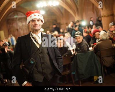 Frankfurt Main, Deutschland. 4. Dezember 2013. Obdachloser Michael wartet darauf, für die Obdachlosen im Ratskeller Restaurant in Frankfurt Main, Deutschland, 4. Dezember 2013 am Christmans Gans Tisch platziert werden. Zahlreiche prominente nehmen Teil in das Charity-Event bietet ein besonderes Weihnachtsessen für Obdachlose, die vom Medien-Manager Bern Reisig organisiert wurde. Foto: Arne Dedert/Dpa/Alamy Live-Nachrichten Stockfoto