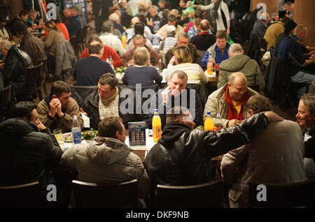 Frankfurt Main, Deutschland. 4. Dezember 2013. Zahlreichen eingeladenen obdachlose Menschen warten darauf, für die Obdachlosen im Ratskeller Restaurant in Frankfurt Main, Deutschland, 4. Dezember 2013 am Christmans Gans Tisch serviert werden. Zahlreiche prominente nehmen Teil in das Charity-Event bietet ein besonderes Weihnachtsessen für Obdachlose, die vom Medien-Manager Bern Reisig organisiert wurde. Foto: Arne Dedert/Dpa/Alamy Live-Nachrichten Stockfoto