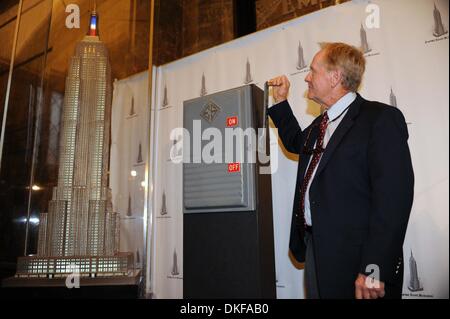 17. Juni 2009 - Manhattan, New York, USA - Golf-Legende JACK NICKLAUS leuchtet das Empire State Building, rot, weiß und blau und Touren die 86. Etage Sternwarte zu feiern, das Spielen von der 2009 US Open Championship in Bethpage State Park schwarz Kurs in Farmingdale, N.Y.  (Kredit-Bild: © Bryan Smith/ZUMA Press) Einschränkungen: * New York City Zeitungen Rechte heraus * Stockfoto