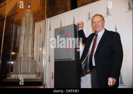 17. Juni 2009 - Manhattan, New York, USA - Golf-Legende JACK NICKLAUS leuchtet das Empire State Building, rot, weiß und blau und Touren die 86. Etage Sternwarte zu feiern, das Spielen von der 2009 US Open Championship in Bethpage State Park schwarz Kurs in Farmingdale, N.Y.  (Kredit-Bild: © Bryan Smith/ZUMA Press) Einschränkungen: * New York City Zeitungen Rechte heraus * Stockfoto