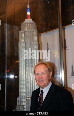 17. Juni 2009 - Manhattan, New York, USA - Golf-Legende JACK NICKLAUS leuchtet das Empire State Building, rot, weiß und blau und Touren die 86. Etage Sternwarte zu feiern, das Spielen von der 2009 US Open Championship in Bethpage State Park schwarz Kurs in Farmingdale, N.Y.  (Kredit-Bild: © Bryan Smith/ZUMA Press) Einschränkungen: * New York City Zeitungen Rechte heraus * Stockfoto