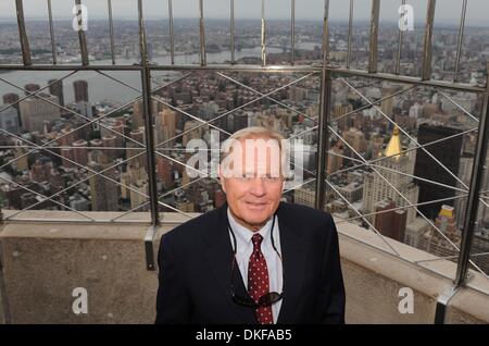 17. Juni 2009 - Manhattan, New York, USA - Golf-Legende JACK NICKLAUS leuchtet das Empire State Building, rot, weiß und blau und Touren die 86. Etage Sternwarte zu feiern, das Spielen von der 2009 US Open Championship in Bethpage State Park schwarz Kurs in Farmingdale, N.Y.  (Kredit-Bild: © Bryan Smith/ZUMA Press) Einschränkungen: * New York City Zeitungen Rechte heraus * Stockfoto