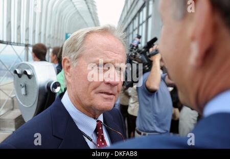 17. Juni 2009 - Manhattan, New York, USA - Golf-Legende JACK NICKLAUS leuchtet das Empire State Building, rot, weiß und blau und Touren die 86. Etage Sternwarte zu feiern, das Spielen von der 2009 US Open Championship in Bethpage State Park schwarz Kurs in Farmingdale, N.Y.  (Kredit-Bild: © Bryan Smith/ZUMA Press) Einschränkungen: * New York City Zeitungen Rechte heraus * Stockfoto