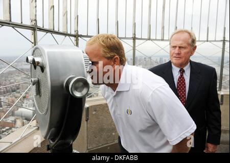 17. Juni 2009 - Manhattan, New York, USA - Golf-Legende JACK NICKLAUS mit Sohn GARY das Empire State Building, rot, weiß und blau leuchtet und Touren die 86. Etage Sternwarte zu feiern, das Spielen von der 2009 US Open Championship in Bethpage State Park schwarz Kurs in Farmingdale, N.Y.  (Kredit-Bild: © Bryan Smith/ZUMA Press) Einschränkungen: * New York City Zeitungen Rechte O Stockfoto