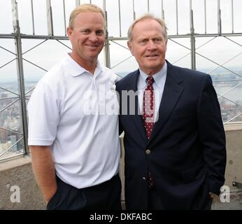 17. Juni 2009 - Manhattan, New York, USA - Golf-Legende JACK NICKLAUS mit Sohn GARY, das Empire State Building rot, weiß und blau leuchtet und Touren die 86. Etage Sternwarte zu feiern, das Spielen von der 2009 US Open Championship in Bethpage State Park schwarz Kurs in Farmingdale, N.Y.  (Kredit-Bild: © Bryan Smith/ZUMA Press) Einschränkungen: * New York City Zeitungen Rechte Stockfoto