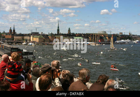 17. Juni 2009 kommen - Stockholm, Schweden - Zuschauer, die Yachten in Stockholm. Schwedens Ericsson 4 hat versiegelte Sieg in der Ausgabe 2008-2009 des Volvo Ocean Race Round-the-World. Die VO70 Yacht, skippered durch brasilianische Torben Grael, kam im dritten in einem kurzen neunten Etappe zwischen Marstrand und Sandham in der Nähe von Stockholm. GRAEL Crew kann nicht in der Gesamtwertung gefangen werden. Das Bein Stockfoto