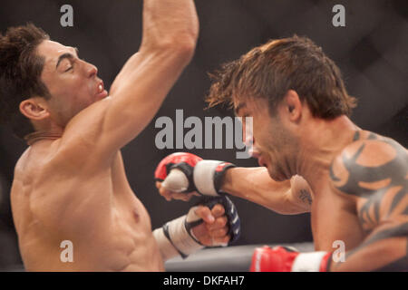 19. Juni 2009 - Kent, Washington, USA - Strikeforce MMA Kämpfe vom Showare Center in Kent, WA. JORGE GURGEL vs. CONOR 'HURRICANE' HEUN (L). (Kredit-Bild: © Andrew Fredrickson/Southcreek Global/ZUMA Press) Stockfoto