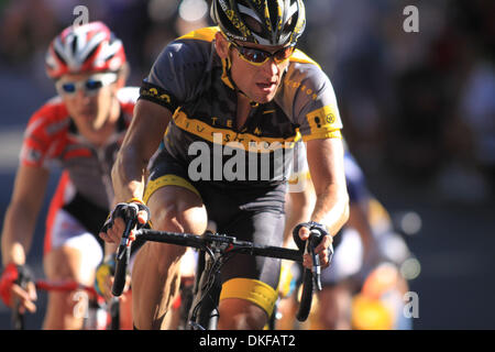 21. Juni 2009 arbeitet - Nevada City, Kalifornien, USA - LANCE ARMSTRONG seinen Weg durch das Feld auf der 49th jährliche Nevada City Classic. Armstrong soll der Tour de France am 4. Juli in Monaco beginnen. (Kredit-Bild: © Wil Matthews/ZUMA Press) Stockfoto