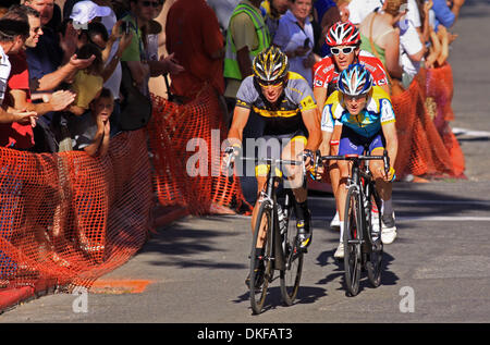 21. Juni 2009 - Nevada City, Kalifornien, USA - LANCE ARMSTRONG führt LEVI LEIPHEIMER (in gelb und blau; team Astana) und BEN JACQUES-MAYNES (in rot; team Bissell) auf der 49th jährliche Nevada City Classic. Armstrong gewann; Jacques-Maynes würde zweitens am Tag mit Leipheimer dritten beenden. Armstrong soll der Tour de France am 4. Juli in Monaco beginnen. (Kredit-Bild: © Wil Matthews Stockfoto