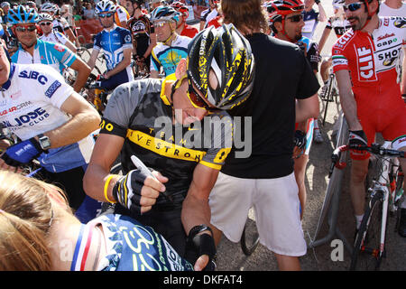 21. Juni 2009 unterzeichnet - Nevada City, Kalifornien, USA - LANCE ARMSTRONG ein Fan Trikot vor Beginn der Nevada City Classic. Armstrong fuhr fort, um das hügelige Rennen zu gewinnen. Armstrong soll der Tour de France am 4. Juli in Monaco beginnen. (Kredit-Bild: © Wil Matthews/ZUMA Press) Stockfoto