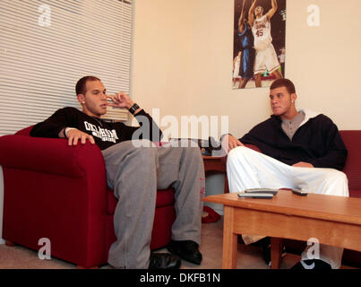 26. Juni 2009 wählen - Norman, Oklahoma, USA - Los Angeles Clippers Blake Griffin als die Nummer eins 2009 Draft-Pick. Bild: 17. Dezember 2008 hängen - Norman, Oklahoma, USA - University of Oklahoma Basketballspieler Taylor und BLAKE GRIFFIN in ihrer Sparsley dekoriert Norman Wohnung vor einem Interview mit USA Today. (Kredit-Bild: © Shane Abschrägung/ZUMA Press) Stockfoto