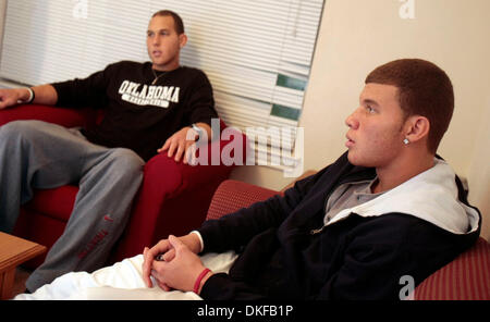 26. Juni 2009 wählen - Norman, Oklahoma, USA - Los Angeles Clippers Blake Griffin als die Nummer eins 2009 Draft-Pick. Bild: 17. Dezember 2008 hängen - Norman, Oklahoma, USA - University of Oklahoma Basketballspieler Taylor und BLAKE GRIFFIN in ihrer Sparsley dekoriert Norman Wohnung vor einem Interview mit USA Today. (Kredit-Bild: © Shane Abschrägung/ZUMA Press) Stockfoto