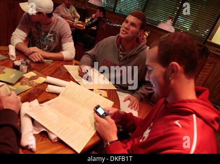 26. Juni 2009 wählen - Norman, Oklahoma, USA - Los Angeles Clippers Blake Griffin als die Nummer eins 2009 Draft-Pick. Bild: 17. Dezember 2008 - hängen Norman, Oklahoma, USA - University of Oklahoma Basketballspieler CADE DAVIS und Blake und TAYLOR GRIFFIN (von links nach rechts) an ein Norman Steakhouse am Mittwoch Abend.  (Kredit-Bild: © Shane Abschrägung/ZUMA Press) Stockfoto