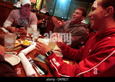 26. Juni 2009 wählen - Norman, Oklahoma, USA - Los Angeles Clippers Blake Griffin als die Nummer eins 2009 Draft-Pick. Bild: 17. Dezember 2008 - hängen Norman, Oklahoma, USA - University of Oklahoma Basketballspieler CADE DAVIS und Blake und TAYLOR GRIFFIN (von links nach rechts) an ein Norman Steakhouse am Mittwoch Abend.  (Kredit-Bild: © Shane Abschrägung/ZUMA Press) Stockfoto