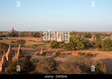 Ananda Pagoda und rotem Backstein Tempel inmitten der staubigen Ebenen von Bagan Myanmar (Burma) bei Sonnenuntergang Stockfoto