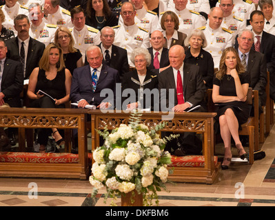 Buzz Aldrin Annie Glenn und John Glenn Memorial Service zu Ehren der Vereinigten Staaten Astronaut Neil Armstrong Washington DC USA- Stockfoto