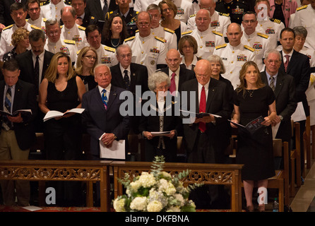 Buzz Aldrin Annie Glenn und John Glenn Memorial Service zu Ehren der Vereinigten Staaten Astronaut Neil Armstrong Washington DC USA- Stockfoto