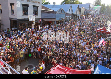 21. Juni 2009 - Nevada City, Kalifornien, USA - LANCE ARMSTRONG, unten links in gelb, bietet ein Interview nach dem Rennen vor riesige Menschenmassen in Nevada City nach dem Gewinn der hügeligen Nevada City Classic. Armstrong soll der Tour de France am 4. Juli in Monaco beginnen. (Kredit-Bild: © Wil Matthews/ZUMA Press) Stockfoto