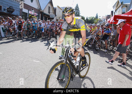 21. Juni 2009 nennt - Nevada City, Kalifornien, USA - LANCE ARMSTRONG vor Tausenden von Zuschauern auf der 49th jährliche Nevada City Classic an den Start. Armstrong soll der Tour de France am 4. Juli in Monaco beginnen. (Kredit-Bild: © Wil Matthews/ZUMA Press) Stockfoto