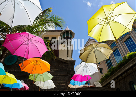 Anzeige von bunten Sonnenschirmen im Caudan Waterfront Mall, Port Louis, Mauritius. Stockfoto