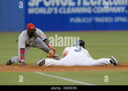 23. Juni 2009 - Toronto, Ontario, Kanada - Baseball MLB: Toronto Blue Jays zweiter Basisspieler AARON HILL (2) Folien zu zweiten Base bevor Cincinnati Reds zweiter Basisspieler BRANDON PHILLIPS (4) der Tag während der MLB anwenden kann Spiel zwischen der Toronto Blue Jays und den Cincinnati Reds. Die Blue Jays besiegten die roten 7-5, in das Spiel auf das Rogers Centre in Toronto, ON. (Cre Stockfoto