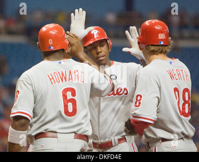 JAMES BORCHUCK |   Times.SP 305664 BORC rays 7 (23.06.2009), Ryan Howard, links, und Jayson Werth, Recht, gratulieren John Mayberry, Zentrum, nachdem Mayberry eine drei-Run Homer aus David Price im ersten Inning schlug.   [JAMES BORCHUCK Mal]... TAMPA BAY RAYS VS PHILADELPHIA PHILLIES (Kredit-Bild: © St. Petersburg Times / ZUMA Press) Stockfoto