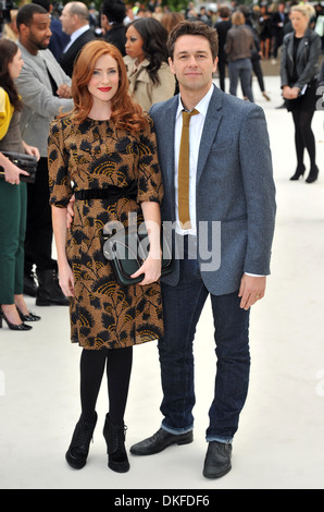 Rosalie Craig und Julian Ovenden London Fashion Week: Burberry Frühjahr/Sommer 2012 Modenschau statt in Kensington Gardens - Stockfoto