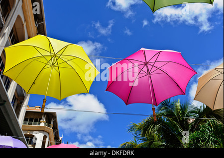 Anzeige von bunten Sonnenschirmen im Caudan Waterfront Mall, Port Louis, Mauritius. Stockfoto