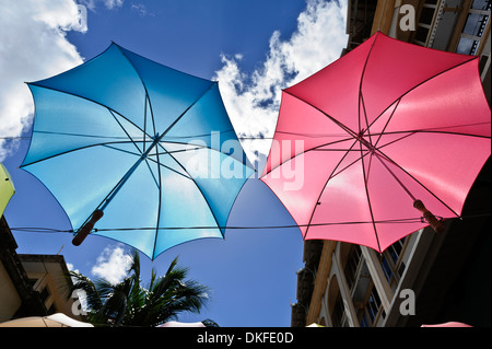 Anzeige von bunten Sonnenschirmen im Caudan Waterfront Mall, Port Louis, Mauritius. Stockfoto