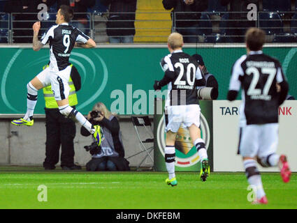 Frankfurt Main, Deutschland. 4. Dezember 2013. Frankfurter Joselu (L-R) Sebastian Rode und Pirmin Schwegler jubeln nach Joselu punktet das 1: 0-Ziel während den DFB-Pokal-Runde der sechzehn Matche zwischen Eintracht Frankfurt und SV Sandhausen in Frankfurt Main, Deutschland, 4. Dezember 2013. Foto: Daniel Reinhardt/Dpa/Alamy Live News Stockfoto
