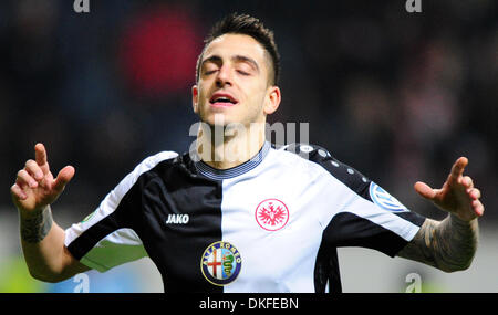 Frankfurt Main, Deutschland. 4. Dezember 2013. Frankfurts Joselu Jubel nach dem 2: 0 Tor während der DFB-Pokal-Runde 16 Matche zwischen Eintracht Frankfurt und SV Sandhausen in Frankfurt Main, Deutschland, 4. Dezember 2013. Foto: Daniel Reinhardt/Dpa/Alamy Live News Stockfoto