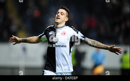 Frankfurt Main, Deutschland. 4. Dezember 2013. Frankfurts Joselu Jubel nach dem 2: 0 Tor während der DFB-Pokal-Runde 16 Matche zwischen Eintracht Frankfurt und SV Sandhausen in Frankfurt Main, Deutschland, 4. Dezember 2013. Foto: Daniel Reinhardt/Dpa/Alamy Live News Stockfoto