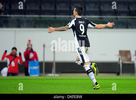 Frankfurt Main, Deutschland. 4. Dezember 2013. Frankfurts Joselu Jubel nach dem Tor das 4: 2 bei den DFB-Pokal-Runde 16 Matche zwischen Eintracht Frankfurt und SV Sandhausen in Frankfurt Main, Deutschland, 4. Dezember 2013. Foto: Daniel Reinhardt/Dpa/Alamy Live News Stockfoto