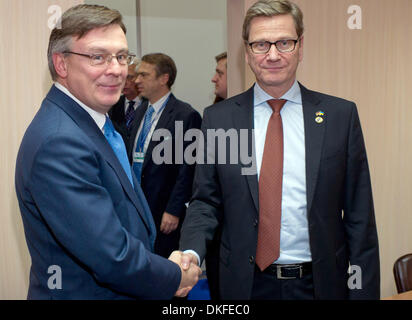 Kiew, Ukraine. 5. Dezember 2013. German Foreign Minister Guido Westerwelle (R) trifft sich mit Außenminister der Ukraine Leonid Koschara im Rahmen der OSZE-Konferenz in Kiew, Ukraine, 5. Dezember 2013. Foto: TIM BRAKEMEIER/Dpa/Alamy Live News Stockfoto