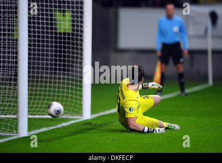 Frankfurt Main, Deutschland. 4. Dezember 2013. Sandhausen Torwart Manuel Riemann fehlschlägt Anschlag oben der Ball in den DFB-Pokal-Runde der sechzehn Matche zwischen Eintracht Frankfurt und SV Sandhausen in Frankfurt Main, Deutschland, 4. Dezember 2013. Foto: Daniel Reinhardt/Dpa/Alamy Live News Stockfoto