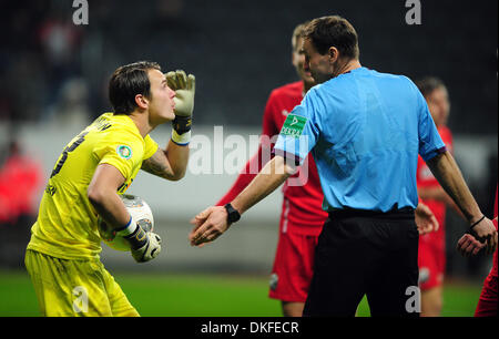 Frankfurt Main, Deutschland. 4. Dezember 2013. Sandhausen Torwart Manuel Riemann (L) argumentiert mit dem Schiedsrichter Bastian Dankert während den DFB-Pokal-Runde der sechzehn Matche zwischen Eintracht Frankfurt und SV Sandhausen in Frankfurt Main, Deutschland, 4. Dezember 2013. Foto: Daniel Reinhardt/Dpa/Alamy Live News Stockfoto