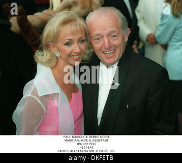 PAUL DANIELS & DEBBIE MCGEE. ZAUBERER, FRAU & ASSISTANT.09/08/1996.H5C16AC. BILDNACHWEIS: ALLSTAR / Stockfoto