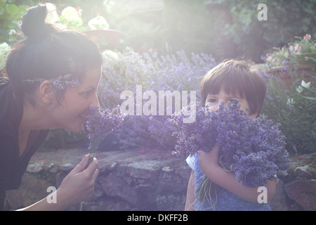 Mutter und Kleinkind Sohn Bündel von Lavendel riechen Stockfoto