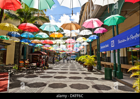 Anzeige von bunten Sonnenschirmen im Caudan Waterfront Mall, Port Louis, Mauritius. Stockfoto