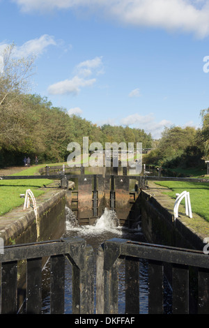 Ein Teil des Fluges von dreizehn Schleusen am Leeds-Liverpool-Kanal bei Aspull in der Nähe von Wigan. Stockfoto