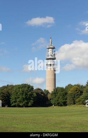 Die BT-Fernmeldeturm neben Heaton Park Manchester. Der Turm ist eines von nur sieben in Großbritannien von der "Chilterns Typ" Stockfoto