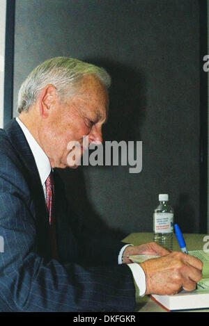 30. September 2002 - Austin, Texas, US - K59908JN. CBS NEWS SENIOR KORRESPONDENT UND GASTGEBER DER FACE THE NATION BOB SCHIEFFER AT ST. EDWARDS UNIVERSITÄT IN AUSTIN, TEXAS FÖRDERUNG SEINER NEUER BUCHEN '' BOB SCHIEFFER AMERIKA '', PRÄSENTIERT VON BOOKPEOPLE 19.09.2008. JEFF J NEWMAN-(Kredit-Bild: © Jeff Newman/Globe Photos/ZUMAPRESS.com) Stockfoto