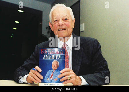 30. September 2002 - Austin, Texas, US - K59908JN. CBS NEWS SENIOR KORRESPONDENT UND GASTGEBER DER FACE THE NATION BOB SCHIEFFER AT ST. EDWARDS UNIVERSITÄT IN AUSTIN, TEXAS FÖRDERUNG SEINER NEUER BUCHEN '' BOB SCHIEFFER AMERIKA '', PRÄSENTIERT VON BOOKPEOPLE 19.09.2008. JEFF J NEWMAN-(Kredit-Bild: © Jeff Newman/Globe Photos/ZUMAPRESS.com) Stockfoto