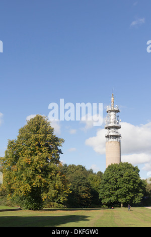 Die BT-Fernmeldeturm neben Heaton Park Manchester. Der Turm ist eines von nur sieben in Großbritannien von der "Chilterns Typ" Stockfoto