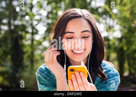 Porträt der jungen Frau, die Musik hören Stockfoto