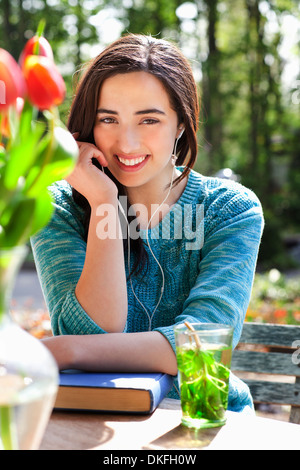 Porträt der jungen Frau Kopfhörer anhören Stockfoto