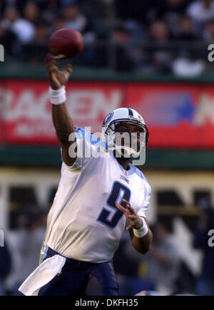 -Quarterback STEVE MCNAIR (14. Februar 1973 - 4. Juli 2009), der amerikanischen National Football League (NFL) von 1995 bis 2008, als er im Ruhestand. McNair für die Houston Oilers, Tennessee Titans und den Baltimore Ravens gespielt und war der zweite schwarze Quarterback in einem Superbowl-Spiel zu starten. In der Schule McNair Alcorn State University spielte und gewann Walter Payton Award in 1994 und fertigen thir Stockfoto